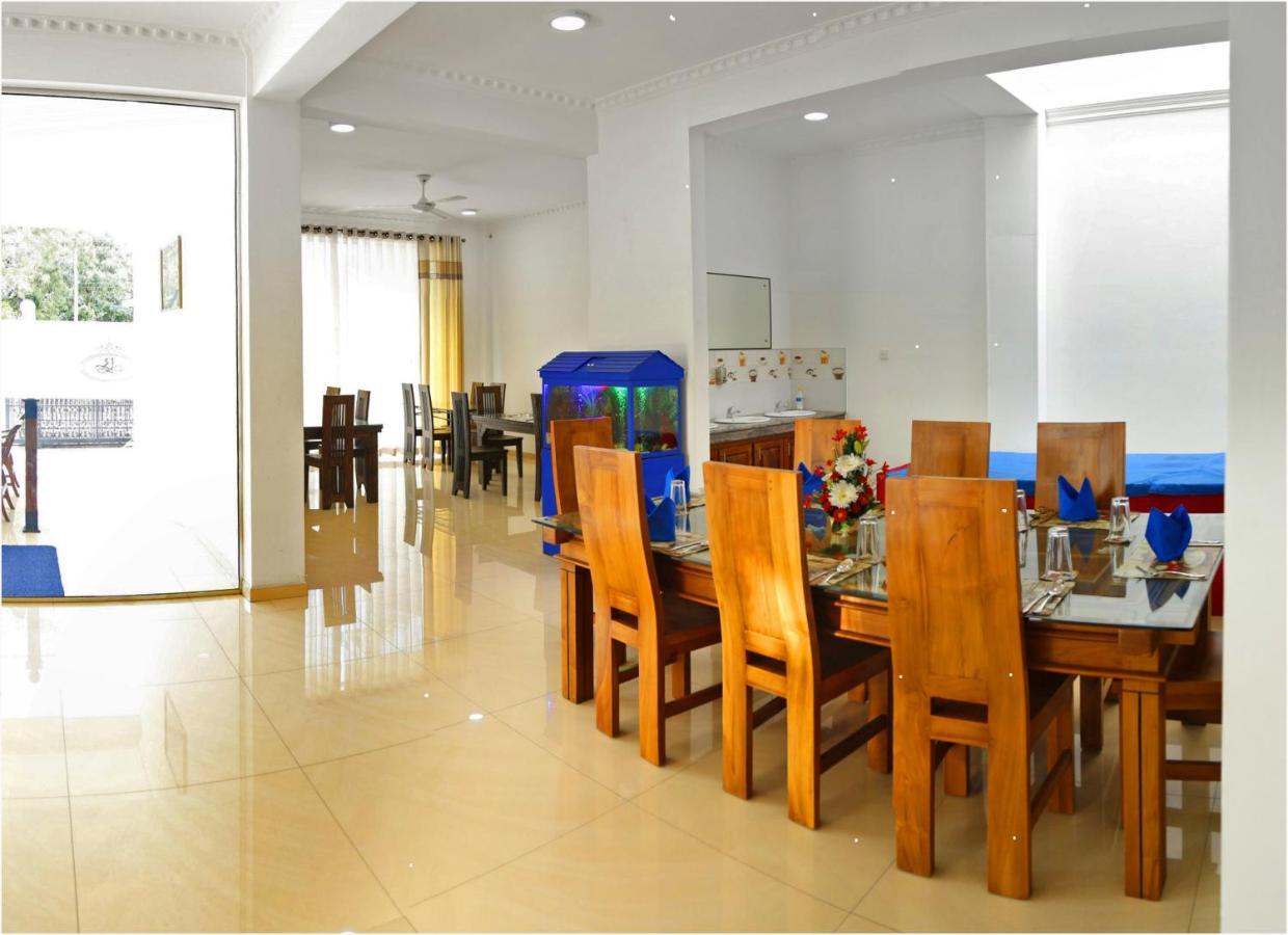 Ronaka Airport Transit Hotel Katunayaka Exteriör bild