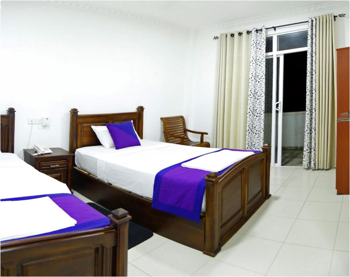Ronaka Airport Transit Hotel Katunayaka Exteriör bild