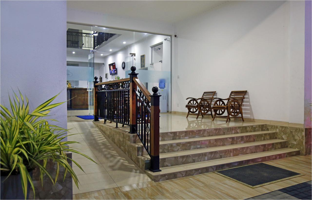 Ronaka Airport Transit Hotel Katunayaka Exteriör bild