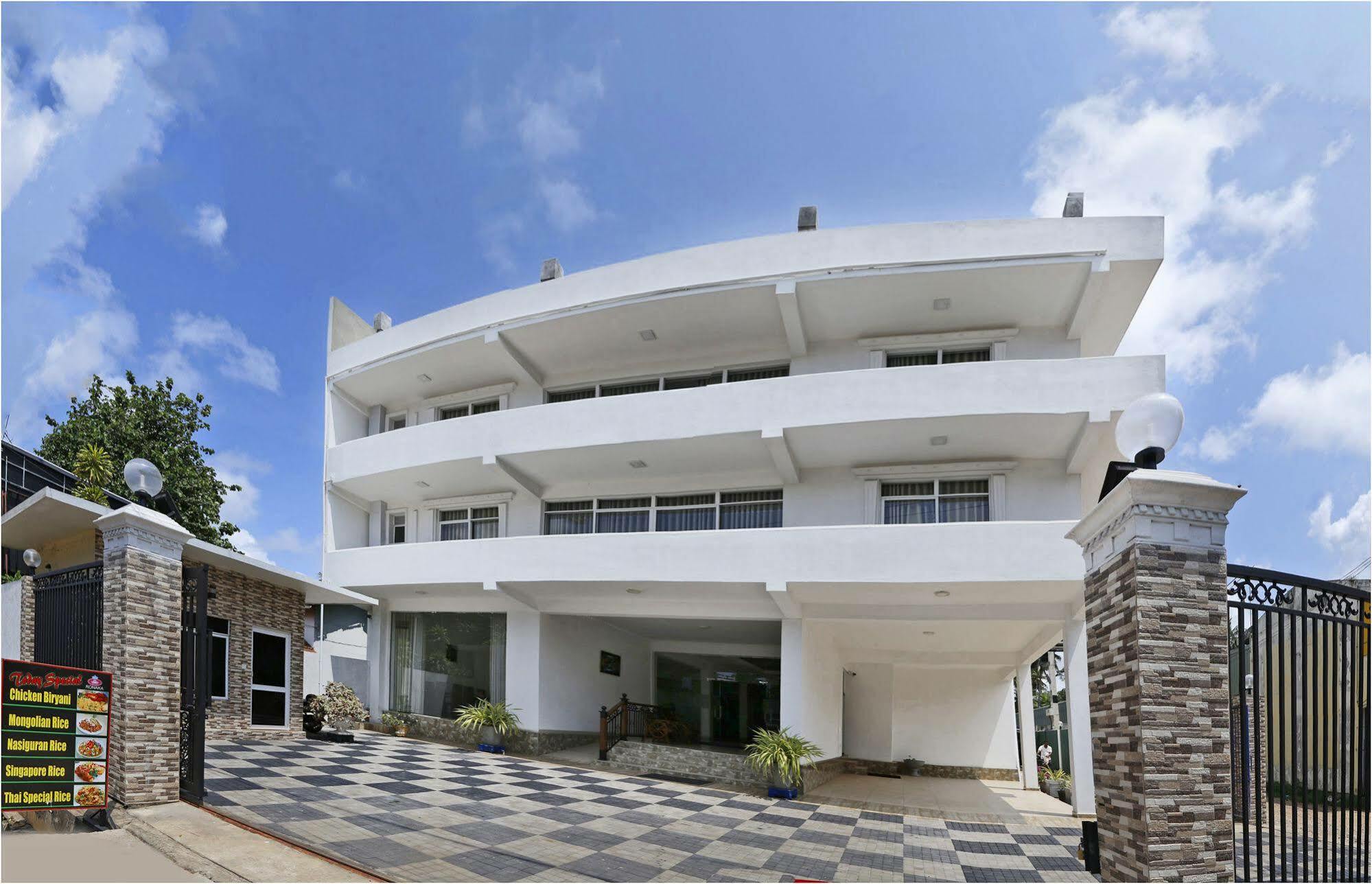 Ronaka Airport Transit Hotel Katunayaka Exteriör bild
